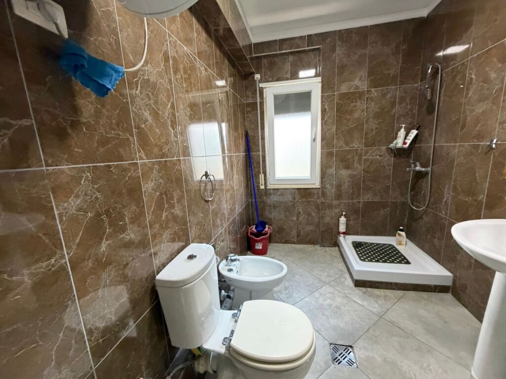 Shitet Apartament te Liqeni Thatë