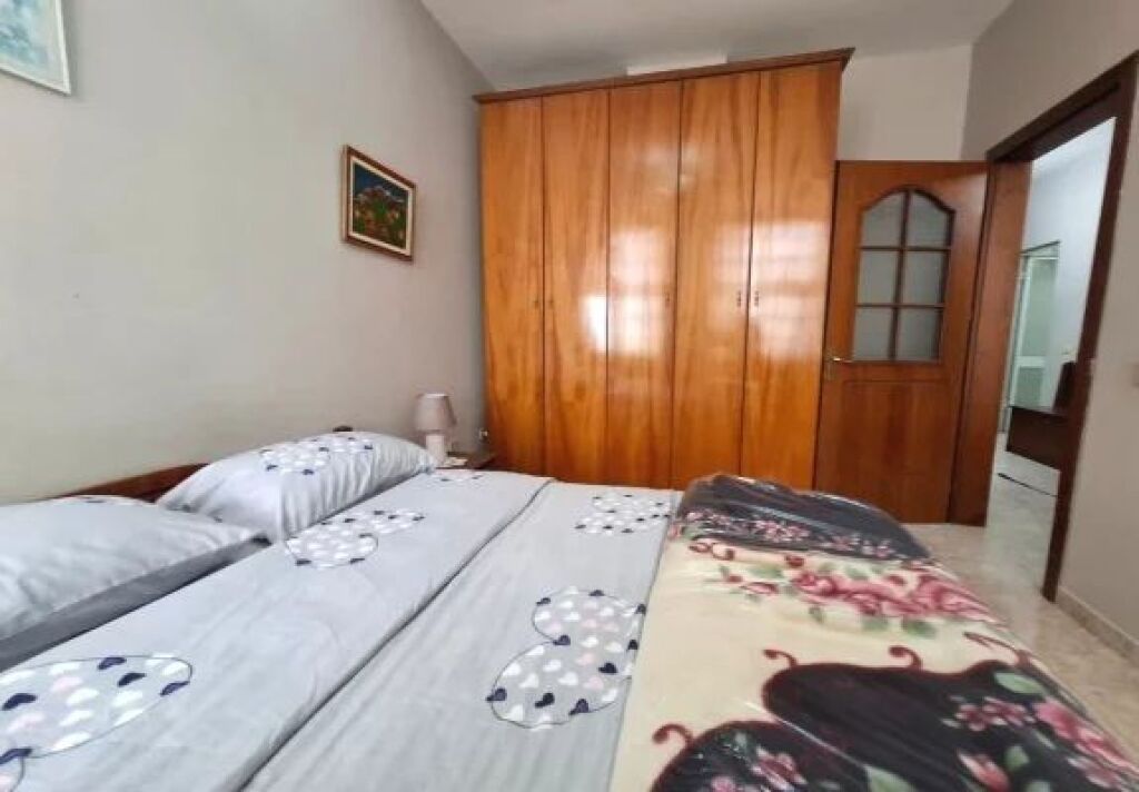 Jepet Me Qira : Ultra 2+1+kuzhinë vec Rr. Kavajës - Qendër  Kati 8( i fundit) Me ashensor 49.500 lekë (90 m2) ( 5min larg qendrës)