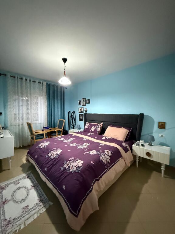 🏠Shitet Apartament 1+1+bllk 📍Rruga e Elbasanit, prane Ambasades Amerikane 🏢Kati i 6 banim 📐Sip. 70m2 Neto 💶 Çmimi : 215.000€  📄Dokumentacion i rregullt hipotekor 🏙️Pallat me ashensor ☀️Pamje e lire &amp; me drite natyrale 🧭Orientim Lindje