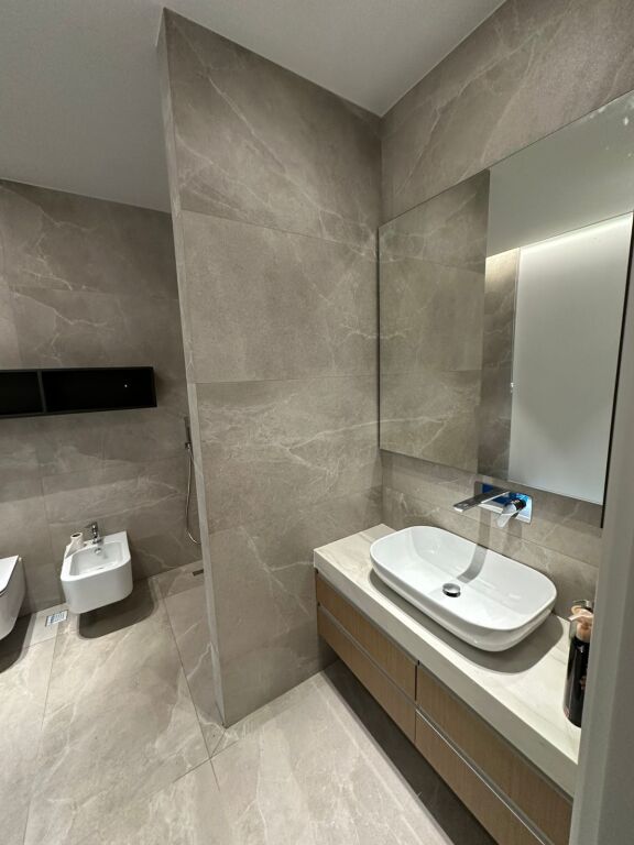 🏡 Jepet Vile moderne me qira te Vila Roses, Farke