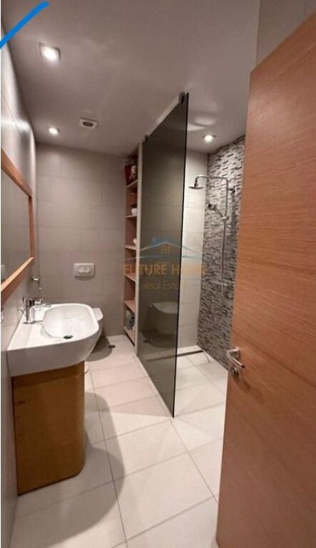 Shitet, Apartament 3+1+2, Rruga Ferit Xhajko,Tiranë