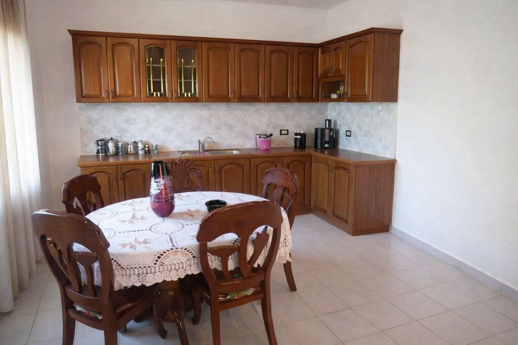 Shitet vile 2 kateshe afer shkolles Bajram Curri Tirane (ID 4141002)
