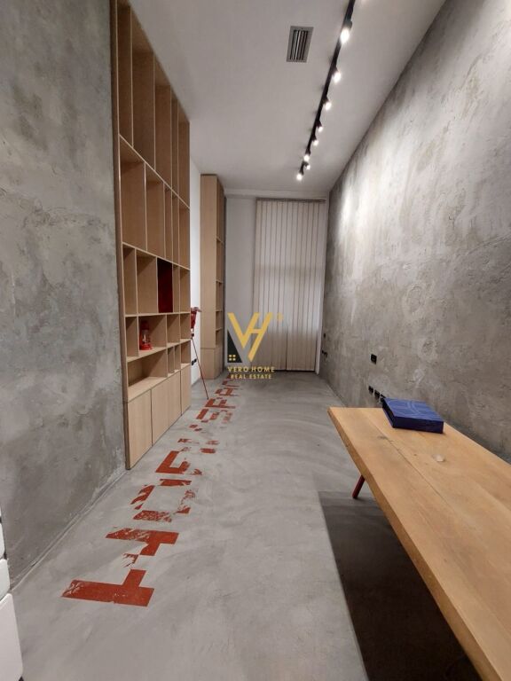 JEPET ZYRE 45 M2 ME QERA TE RRUGA BARRIKADAVE 450 EURO