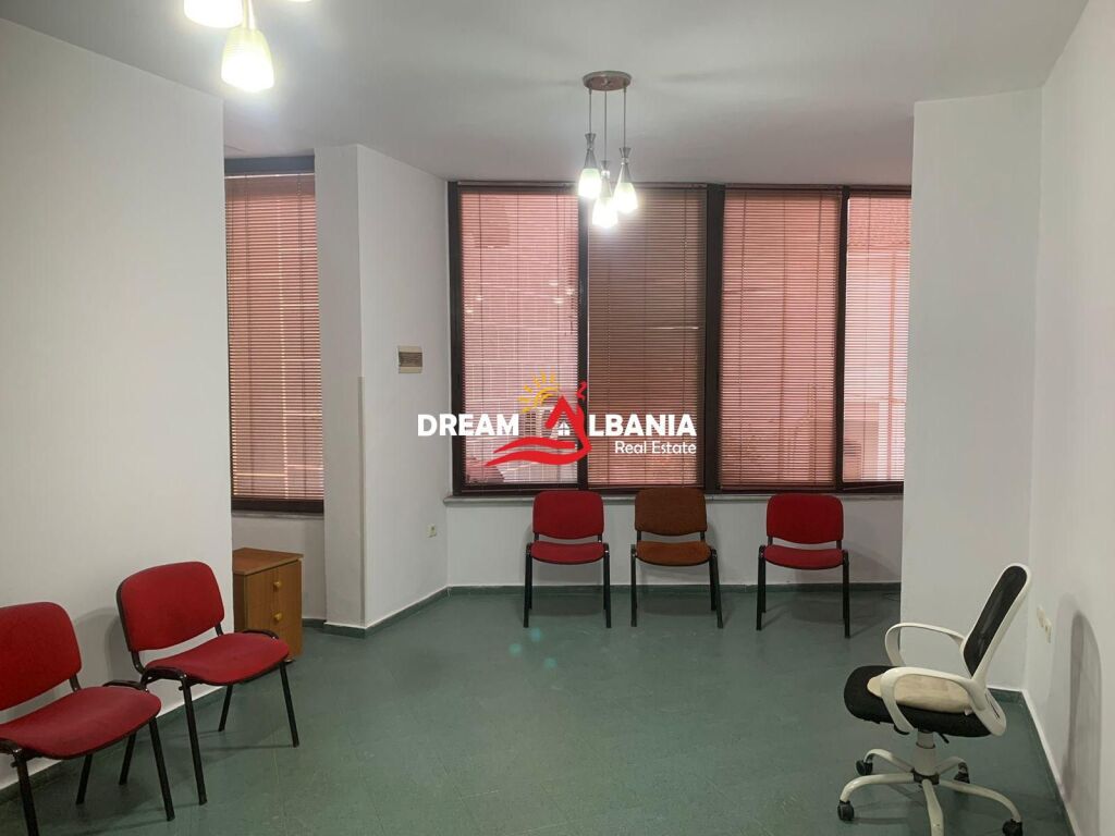 Zyre me qera ne Qender prane Parlamentit ne Tirane (ID 4261638)