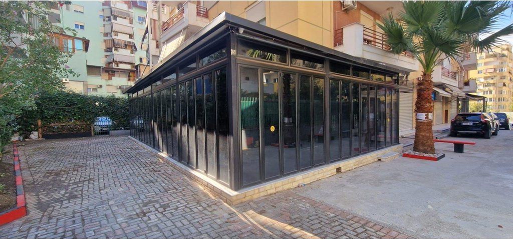 SHITET NJËSI KOMERCIALE PRANË KOPSHTIT BOTANIK