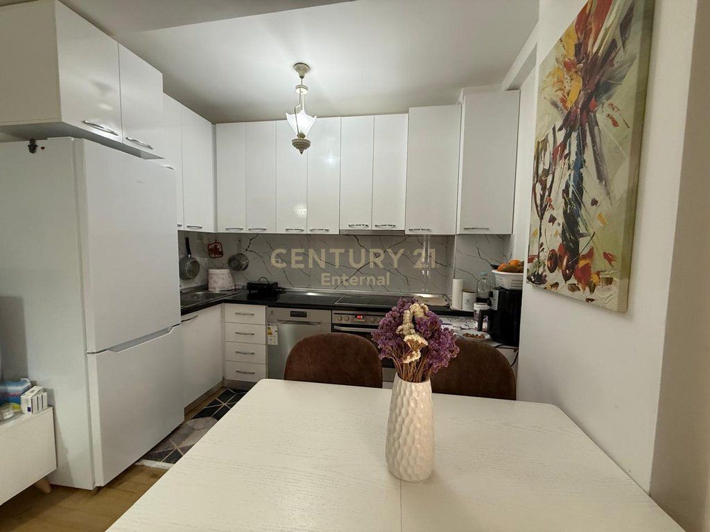 Appartamento comodo e funzionale in affitto, organizzato in: • 2 camere da letto • 1 soggiorno + cucina • 2 bagni • Posto auto  L'appartamento è arredato, illuminato naturalmente e adatto per famiglie o coppie. Zona tranquilla, con facile accesso a servizi e trasporti.  📍 L'appartamento è disponibile dal 1 marzo 📞 Per maggiori informazioni o visita, contattare in privato.