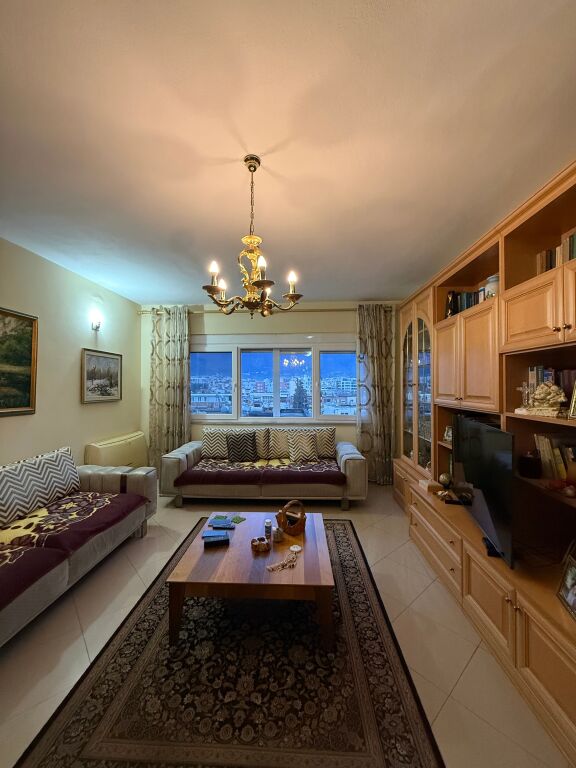 🏠Shitet Apartament 1+1+bllk 📍Rruga e Elbasanit, prane Ambasades Amerikane 🏢Kati i 6 banim 📐Sip. 70m2 Neto 💶 Çmimi : 215.000€  📄Dokumentacion i rregullt hipotekor 🏙️Pallat me ashensor ☀️Pamje e lire &amp; me drite natyrale 🧭Orientim Lindje