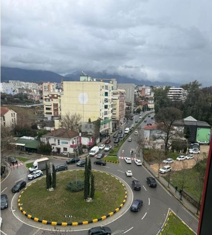 AFFITTASI APPARTAMENTO 4+1+2+ POSTO AUTO A PARK GATE TIRANA, VICINO AIR ALBANIA