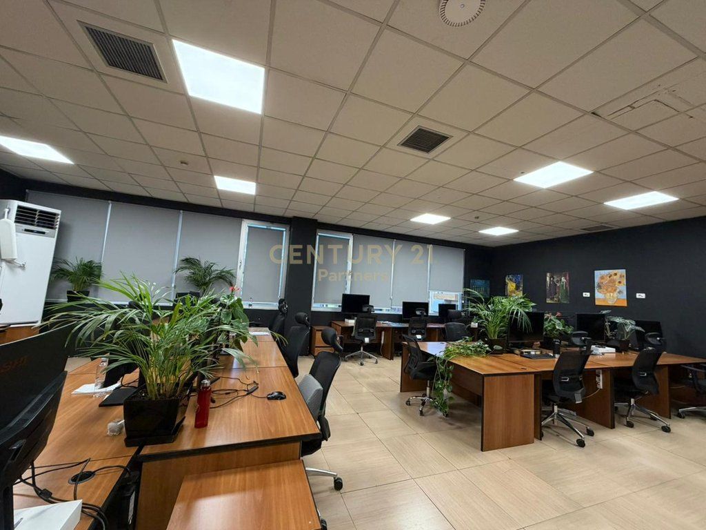 Ufficio in affitto di fronte a Delijorgji – primo piano + 2 posti auto