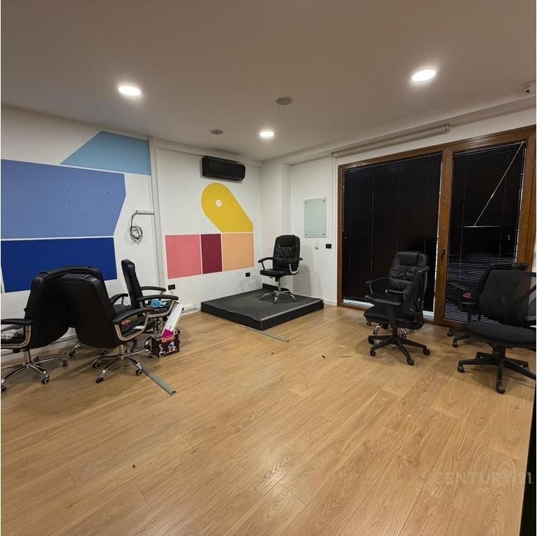 UFFICIO IN AFFITTO OPEN SPACE AL HILTON, VICINO A DELIJORGJI!