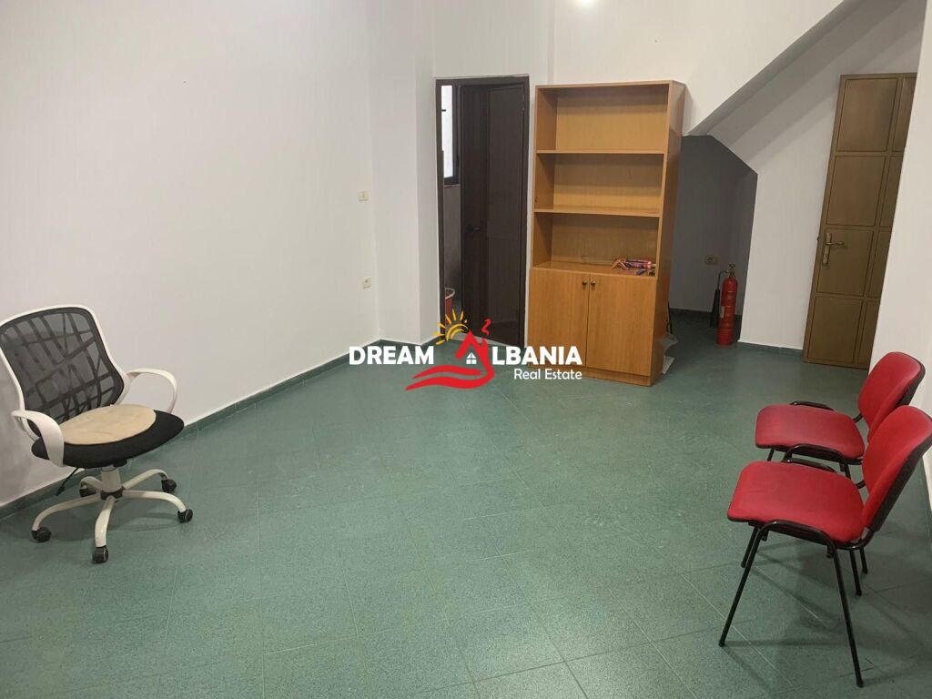 Zyre me qera ne Qender prane Parlamentit ne Tirane (ID 4261638)