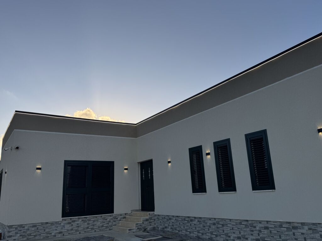 Villa with view of Lake Gjokaj + land