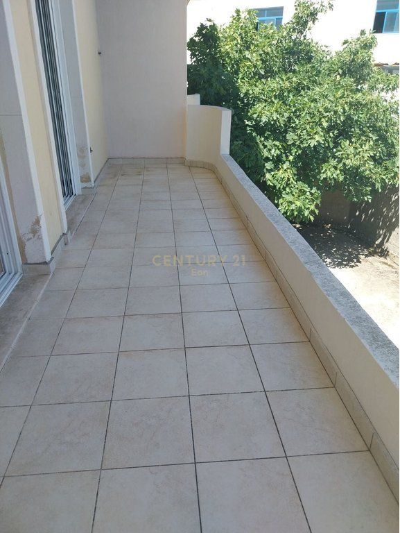 JEPET KATI I 2 I NJE VILE ME QERA ME POST PARKIMI NE SHKOZET, DURRES !!!