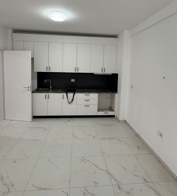 APARTAMENT ME QERA 2+1+2+BALLKON+PARKING