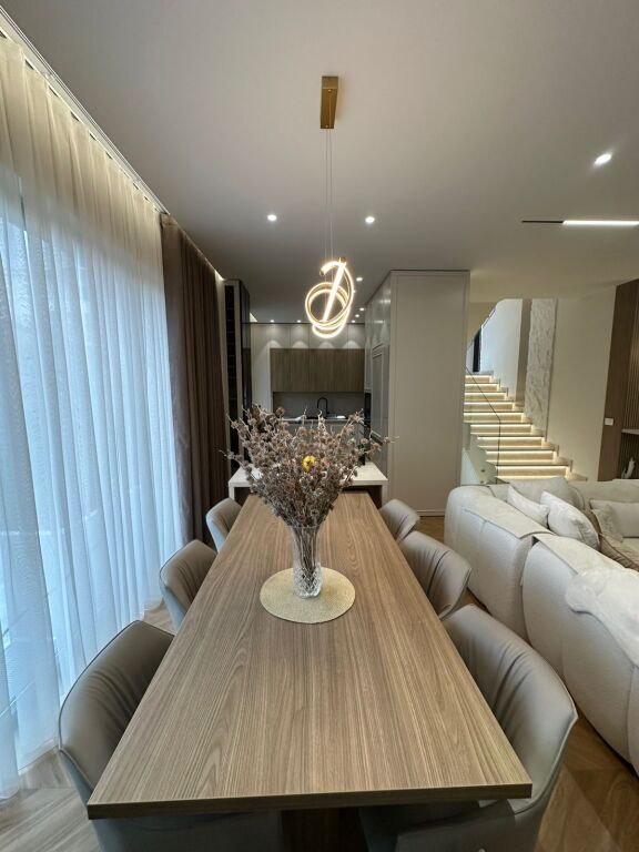 🏡 Jepet Vile moderne me qira te Vila Roses, Farke