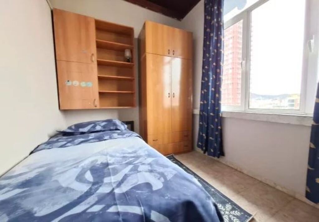 Jepet Me Qira : Ultra 2+1+kuzhinë vec Rr. Kavajës - Qendër  Kati 8( i fundit) Me ashensor 49.500 lekë (90 m2) ( 5min larg qendrës)