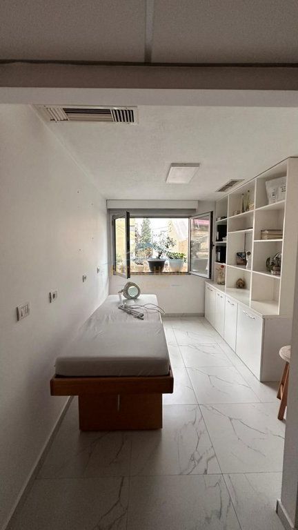 Shitet apartament 3+1+2 Rruga Ferit Xhajko
