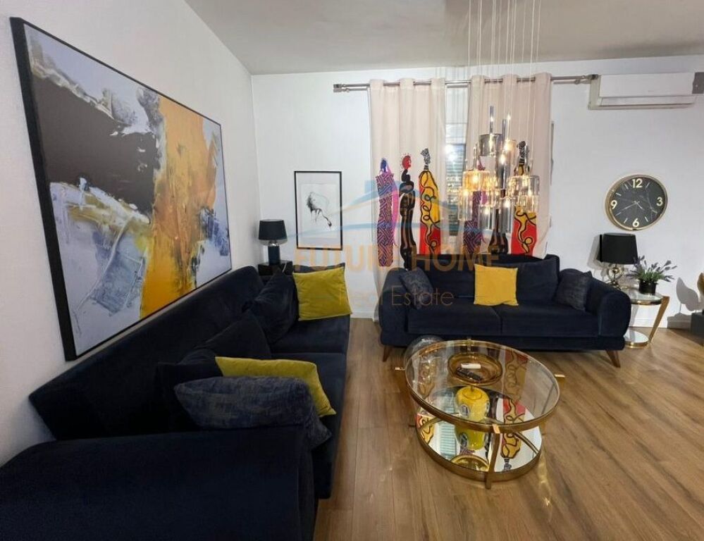 VENDESI APPARTAMENTO 2+1 PRESSO IL COMUNE DI PARIGI