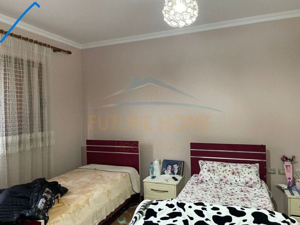 Shitet Vilë 3-kateshe, Sauk, Tiranë