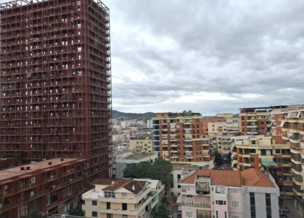 Jepet Me Qira : Ultra 2+1+kuzhinë vec Rr. Kavajës - Qendër  Kati 8( i fundit) Me ashensor 49.500 lekë (90 m2) ( 5min larg qendrës)