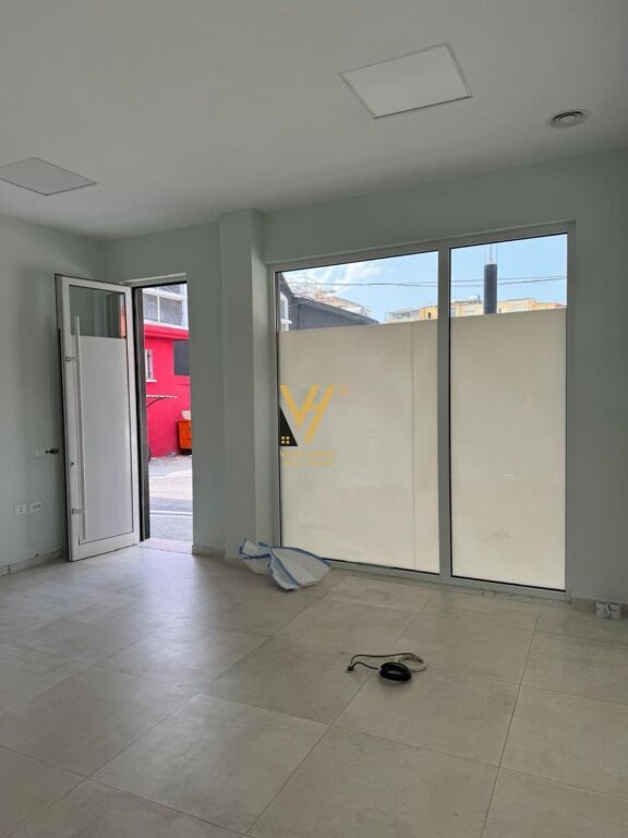 AFFITTASI NEGOZIO 33 M2 A KOMUNA E PARISIT 50.000 LEKE