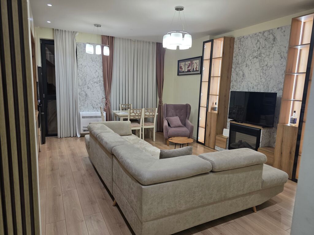 Via Ferit Xhajko, vicino al Mercato Dinamo, si affitta appartamento 2+1+2, appena arredato. 800 Euro