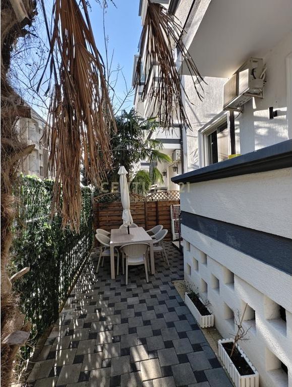 FOR SALE 1+1 APARTMENT WITH YARD IN GJIRI I LALZIT NEAR THE "INSIFA" COMPLEX   107,000 €