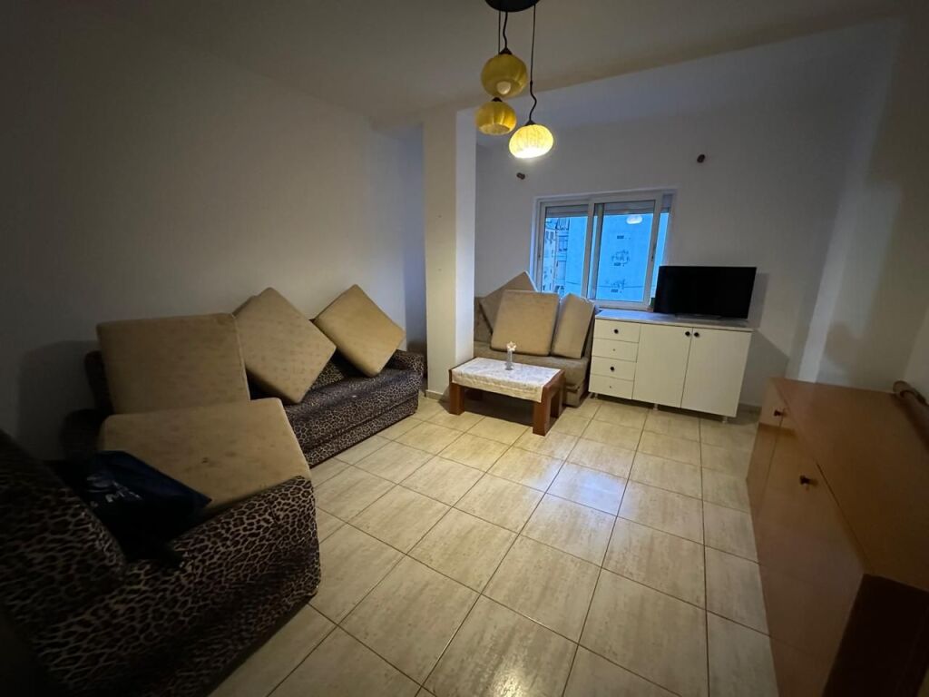 🏢Rruga Barrikadave,jepet me qera apartament,3+1+2,i mobiluar. 60,000Leke