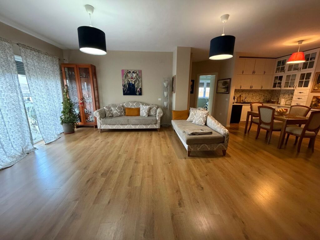 Shitet Apartament te Liqeni Thatë