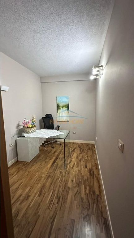 Shitet apartament 3+1+2 Rruga Ferit Xhajko