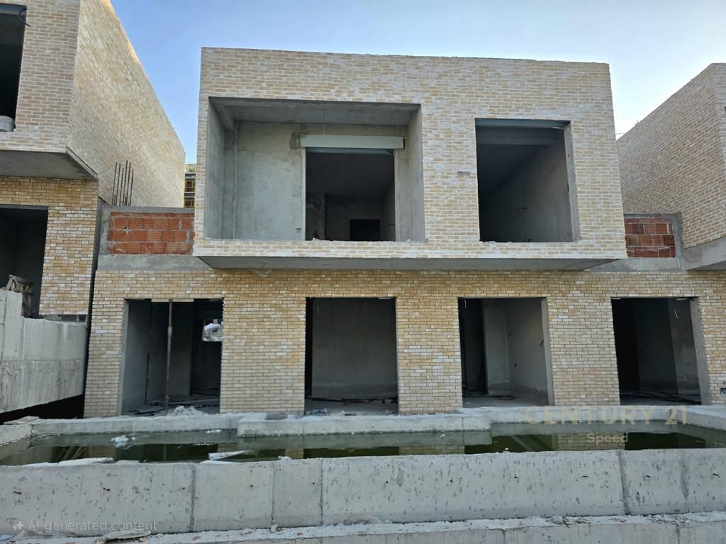 VENDIAMO VILLA CON PISCINA CON VISTA SUL LAGO! 450.000 € Superficie Totale 313m2