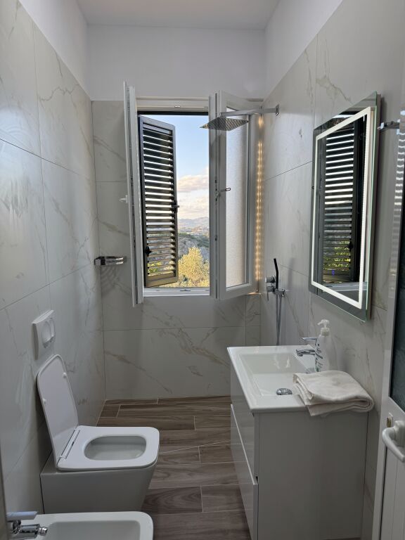 Villa with view of Lake Gjokaj + land