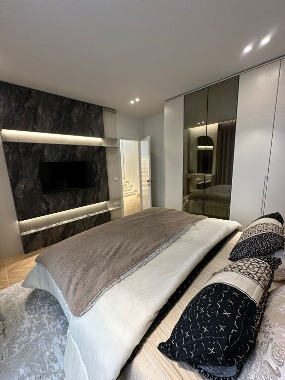 🏡 Jepet Vile moderne me qira te Vila Roses, Farke