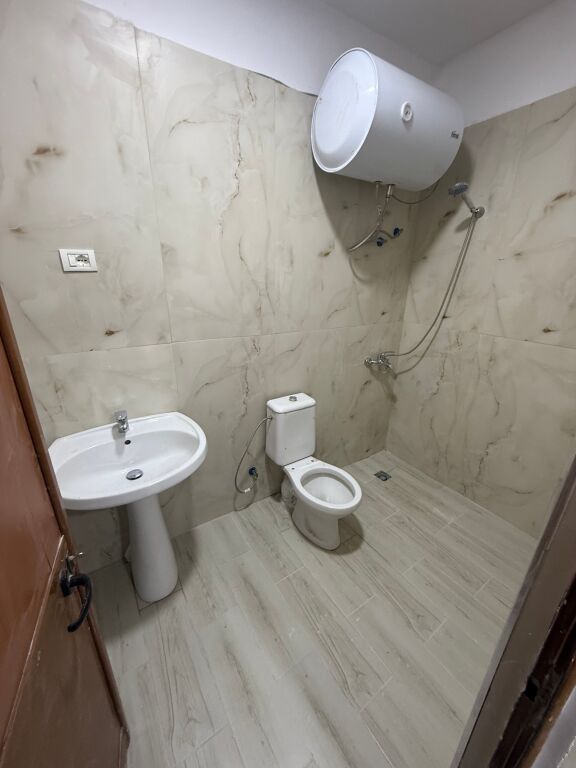 Garsoniere me qera laprake tek fusha e futbollit 28,000 leke