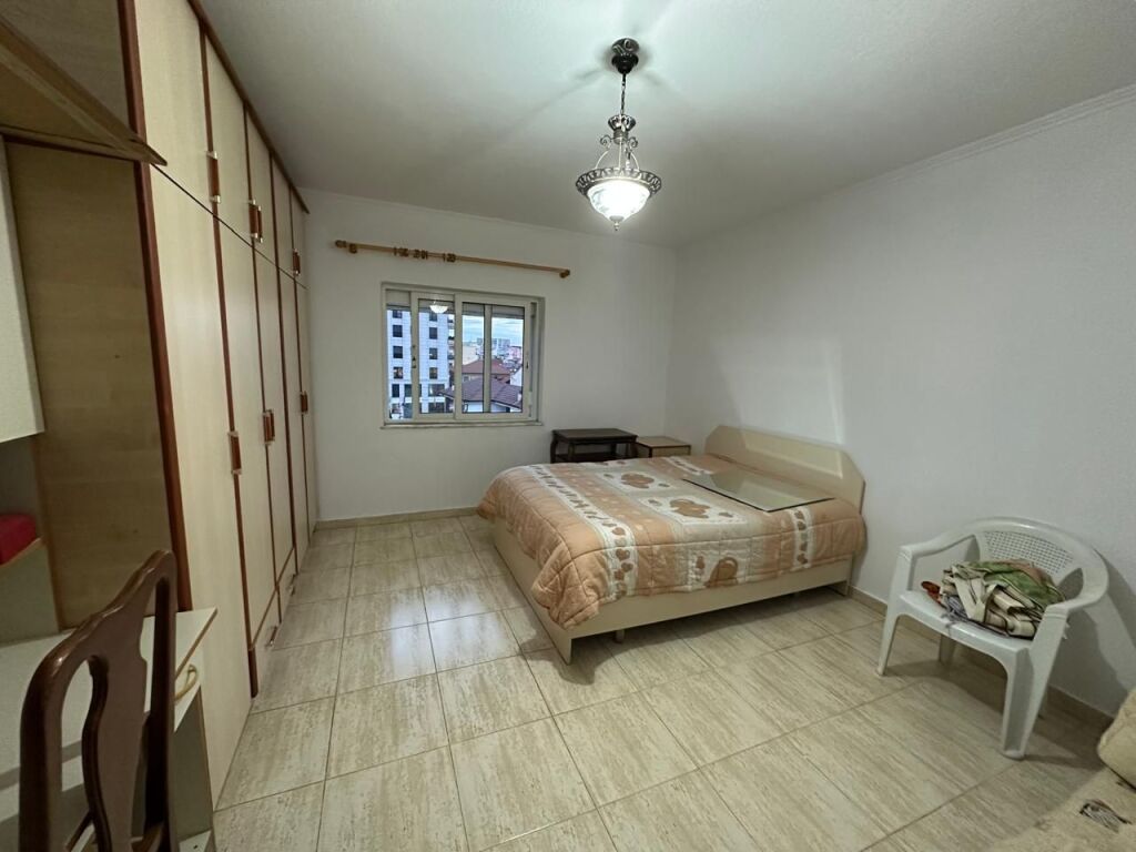 🏢Rruga Barrikadave,jepet me qera apartament,3+1+2,i mobiluar. 60,000Leke