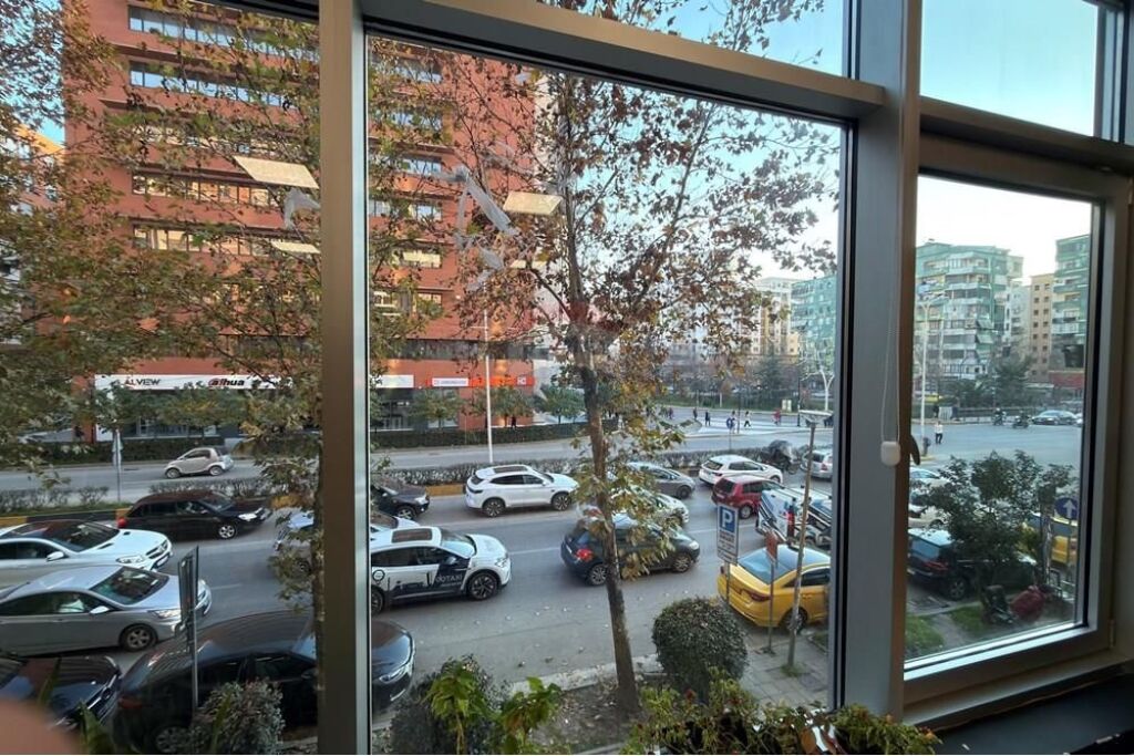 Zyre per qira 230 m2 te Rruga e Kavajes