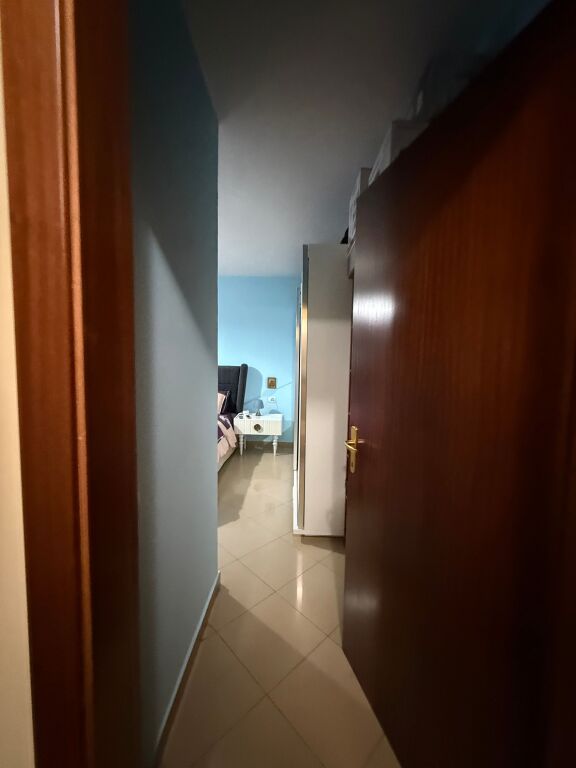 🏠Shitet Apartament 1+1+bllk 📍Rruga e Elbasanit, prane Ambasades Amerikane 🏢Kati i 6 banim 📐Sip. 70m2 Neto 💶 Çmimi : 215.000€  📄Dokumentacion i rregullt hipotekor 🏙️Pallat me ashensor ☀️Pamje e lire &amp; me drite natyrale 🧭Orientim Lindje