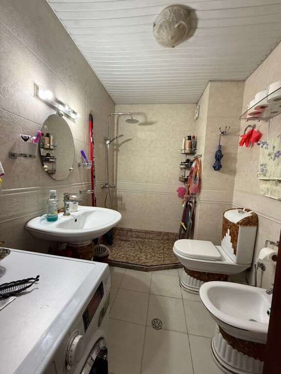 🏠Shitet Apartament 1+1+bllk 📍Rruga e Elbasanit, prane Ambasades Amerikane 🏢Kati i 6 banim 📐Sip. 70m2 Neto 💶 Çmimi : 215.000€  📄Dokumentacion i rregullt hipotekor 🏙️Pallat me ashensor ☀️Pamje e lire &amp; me drite natyrale 🧭Orientim Lindje