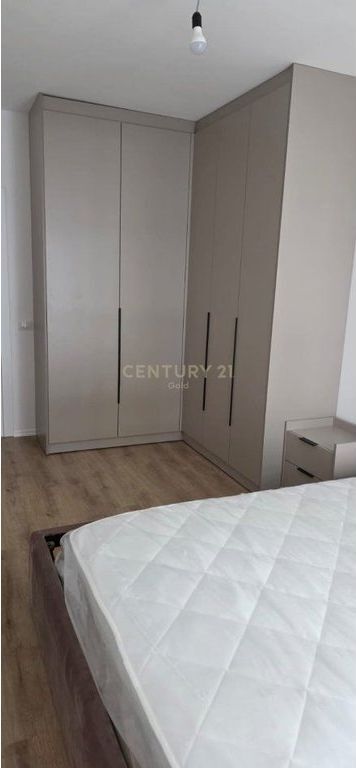 Appartamento comodo e funzionale in affitto, organizzato in: • 2 camere da letto • 1 soggiorno + cucina • 2 bagni • Posto auto  L'appartamento è arredato, illuminato naturalmente e adatto per famiglie o coppie. Zona tranquilla, con facile accesso a servizi e trasporti.  📍 L'appartamento è disponibile dal 1 marzo 📞 Per maggiori informazioni o visita, contattare in privato.
