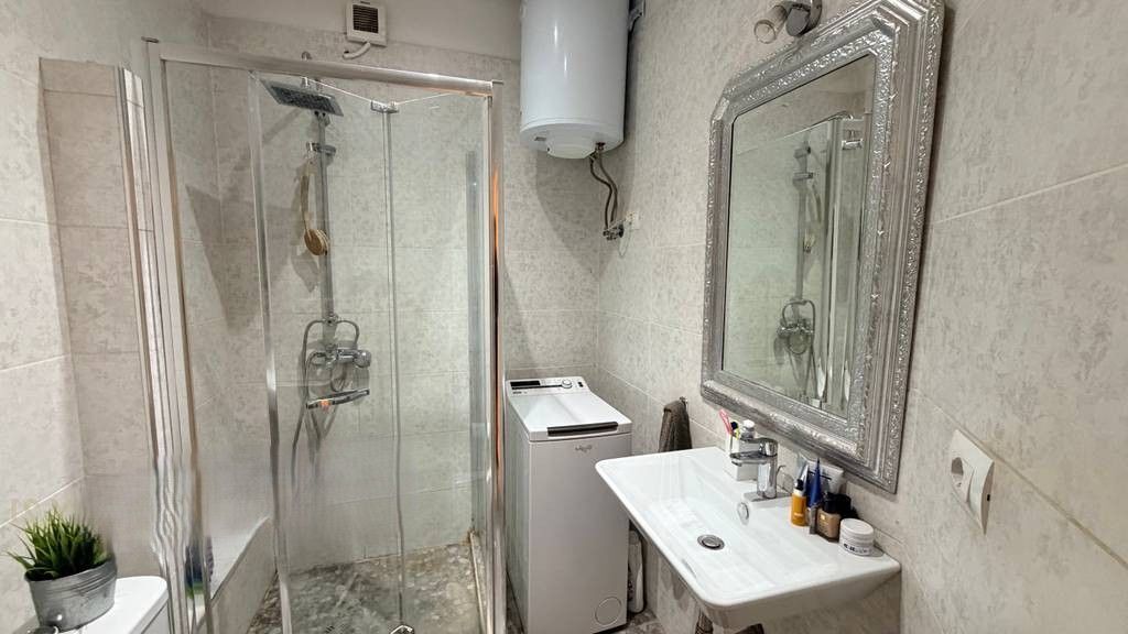 JEPET ME QIRA APARTAMENT 1+1 TEK REZIDENCA KODRA E DIELLIT 1.  700 €