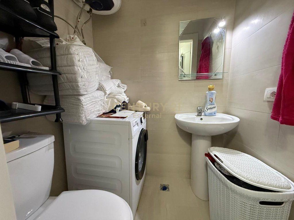 Appartamento comodo e funzionale in affitto, organizzato in: • 2 camere da letto • 1 soggiorno + cucina • 2 bagni • Posto auto  L'appartamento è arredato, illuminato naturalmente e adatto per famiglie o coppie. Zona tranquilla, con facile accesso a servizi e trasporti.  📍 L'appartamento è disponibile dal 1 marzo 📞 Per maggiori informazioni o visita, contattare in privato.