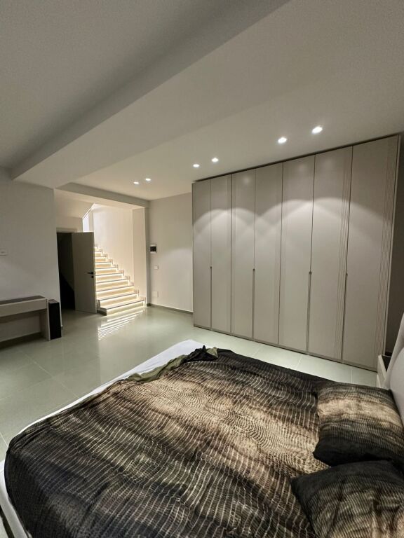 🏡 Jepet Vile moderne me qira te Vila Roses, Farke