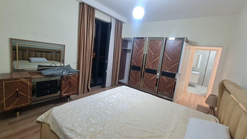 Via Ferit Xhajko, vicino al Mercato Dinamo, si affitta appartamento 2+1+2, appena arredato. 800 Euro