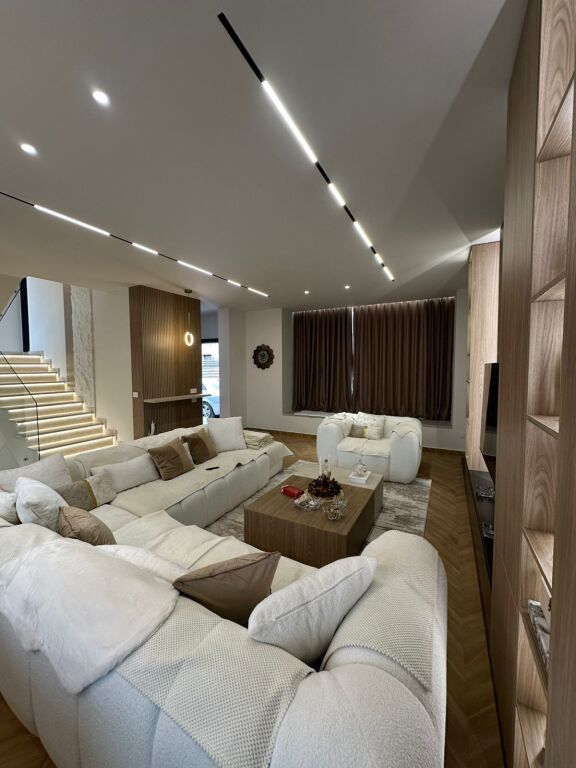 🏡 Jepet Vile moderne me qira te Vila Roses, Farke