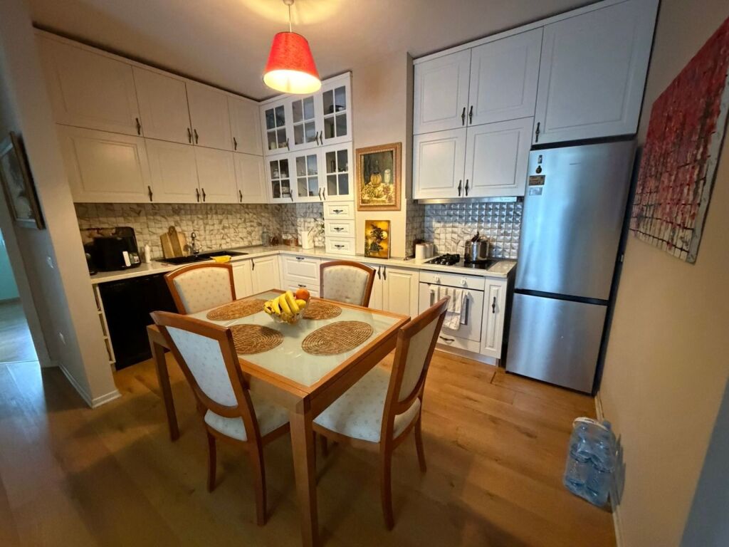 Shitet Apartament te Liqeni Thatë