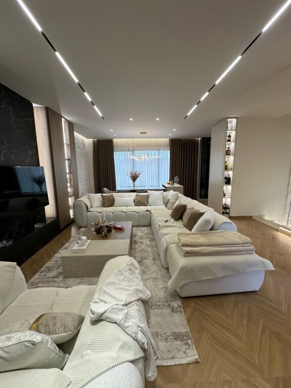 🏡 Jepet Vile moderne me qira te Vila Roses, Farke