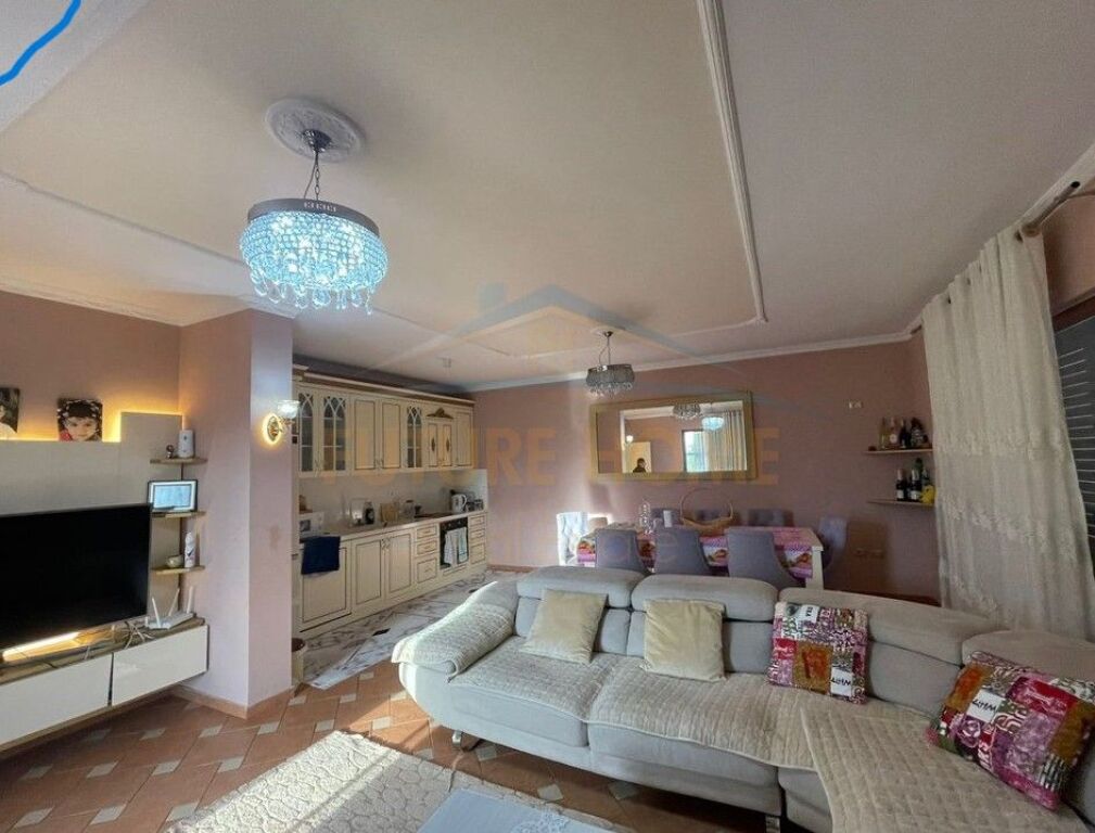 Shitet Vilë 3-kateshe, Sauk, Tiranë