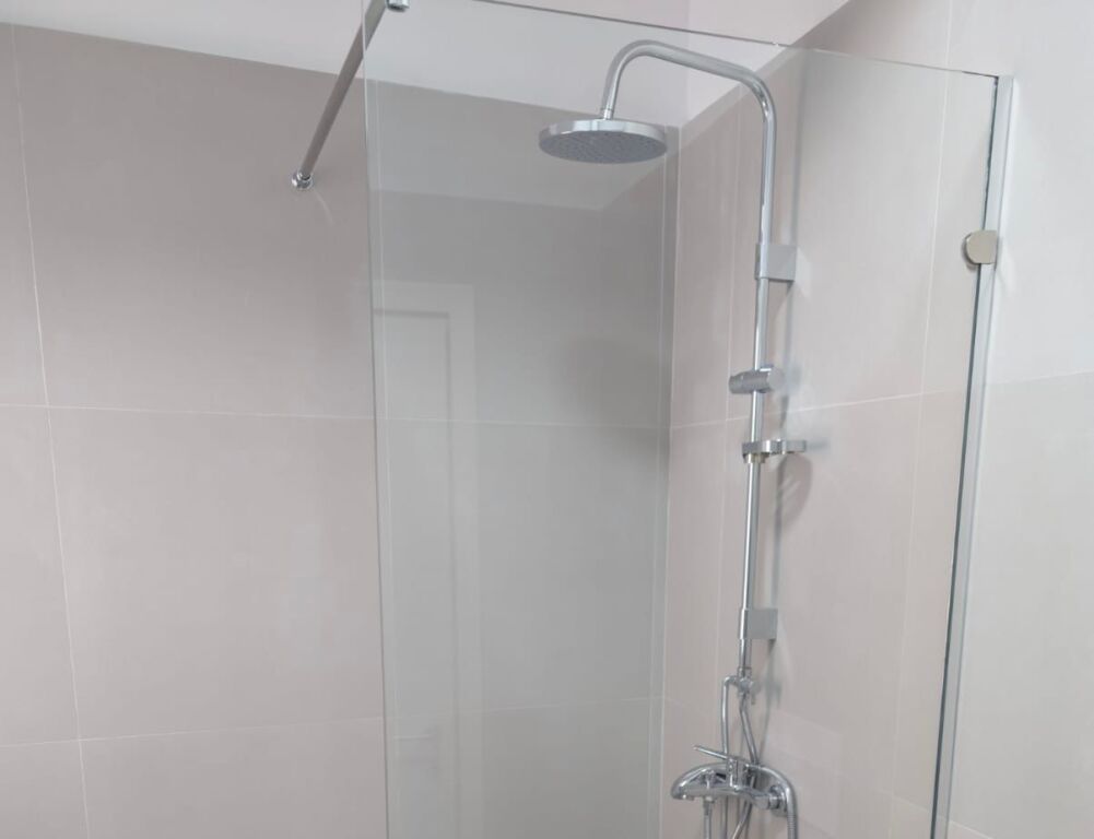 📍 Ish Fusha e Aviacionit – River Residence 🏢 Edificio nuovo – Anno 2025 📐 Superficie: 100 m² 💰 Prezzo: 65.000 ALL / mese 🚀 Facile accesso alla Grande Tangenziale