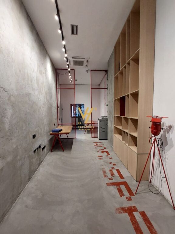 JEPET ZYRE 45 M2 ME QERA TE RRUGA BARRIKADAVE 450 EURO