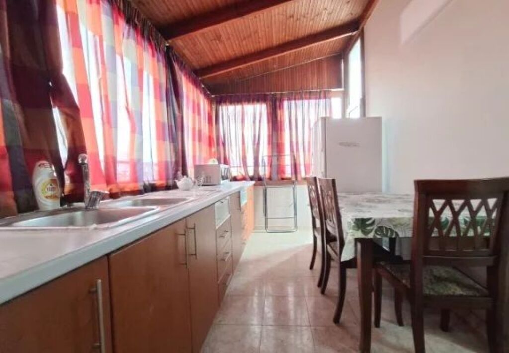 Jepet Me Qira : Ultra 2+1+kuzhinë vec Rr. Kavajës - Qendër  Kati 8( i fundit) Me ashensor 49.500 lekë (90 m2) ( 5min larg qendrës)